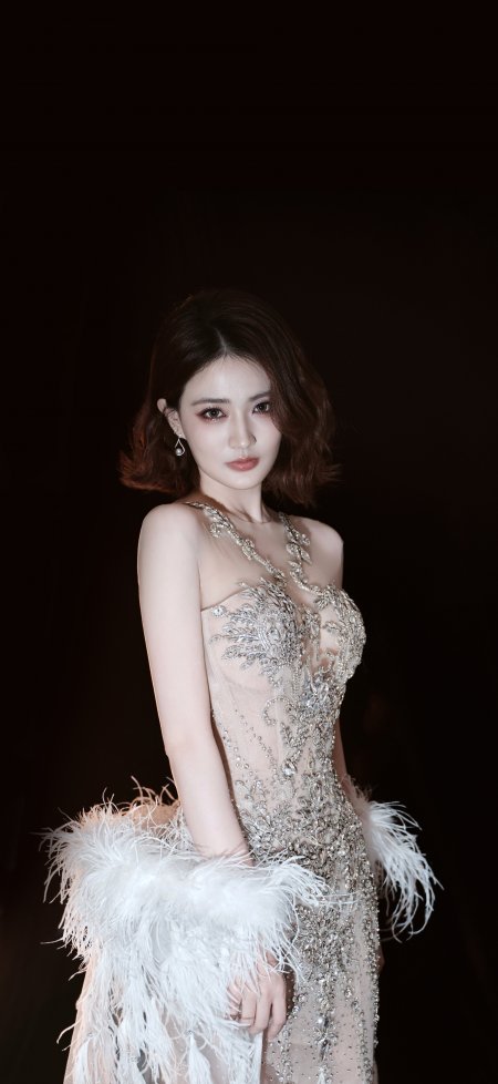 徐璐羽毛透视礼服正面站立高贵人像摄影手机壁纸