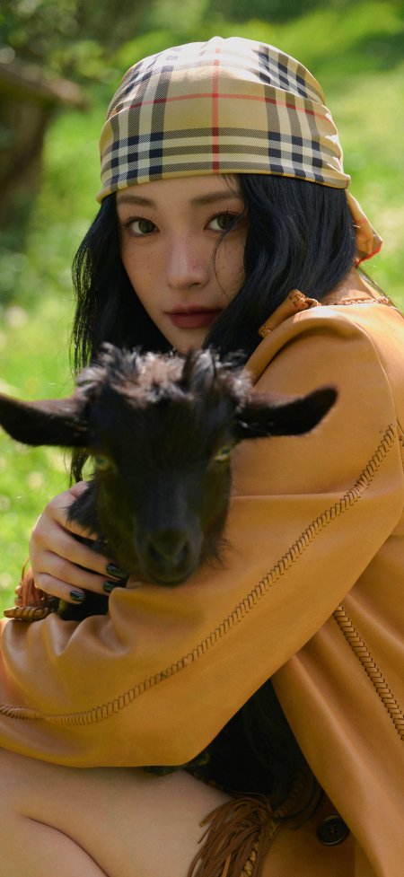 周洁琼抱黑山羊山野田园风人像摄影手机壁纸