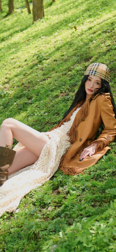 周洁琼草地流苏外套田园风人像摄影手机壁纸