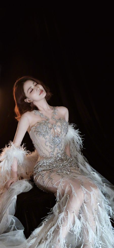 徐璐羽毛镶钻礼服闭眼侧坐优雅人像摄影手机壁纸
