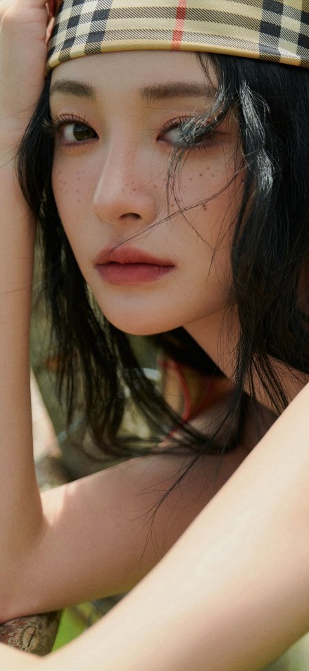 周洁琼格纹头巾雀斑妆特写人像摄影手机壁纸