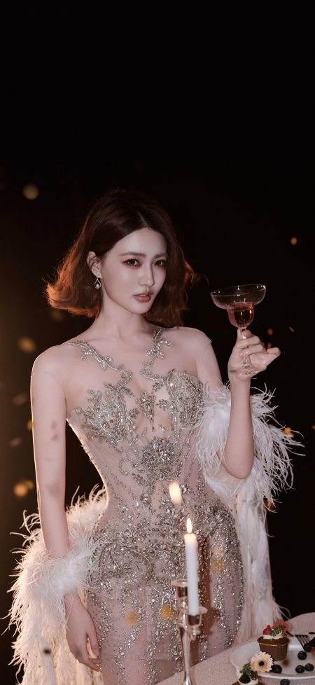 徐璐持酒杯烛台旁羽毛礼服派对风人像摄影手机壁纸