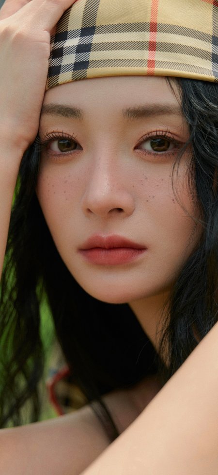 周洁琼格纹头巾雀斑妆特写人像摄影手机壁纸