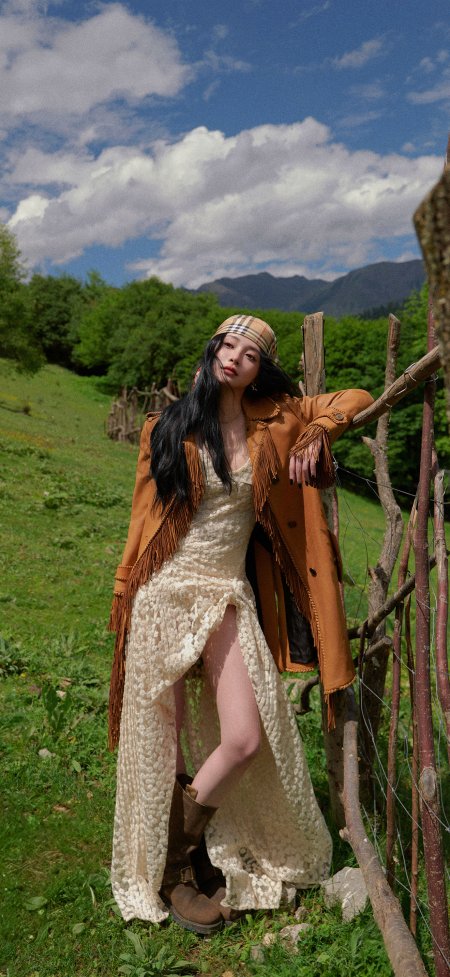 周洁琼山野围栏边流苏长裙人像摄影手机壁纸