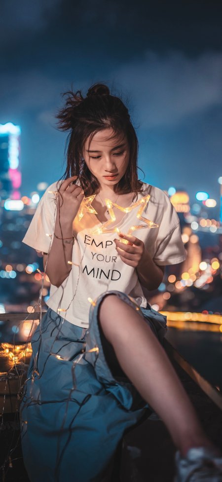城市夜景中美女手持星灯人像摄影手机壁纸
