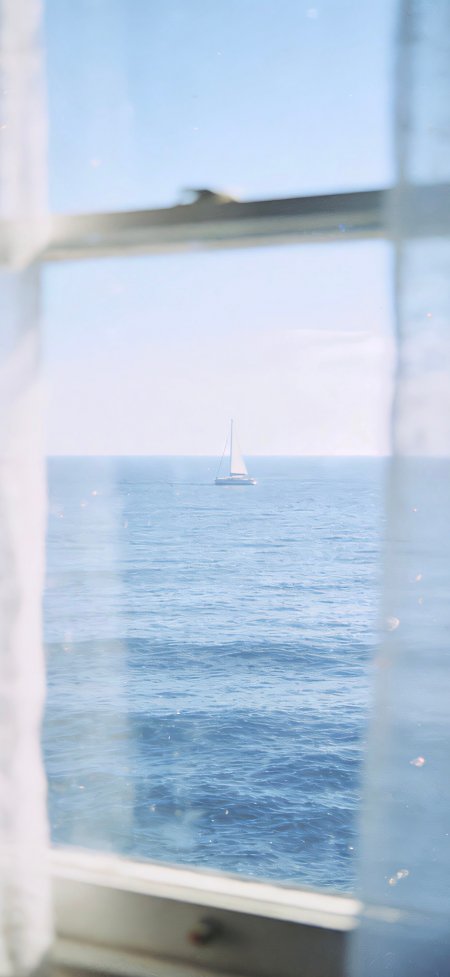 窗外帆船航行蔚蓝海面治愈系海景摄影手机壁纸