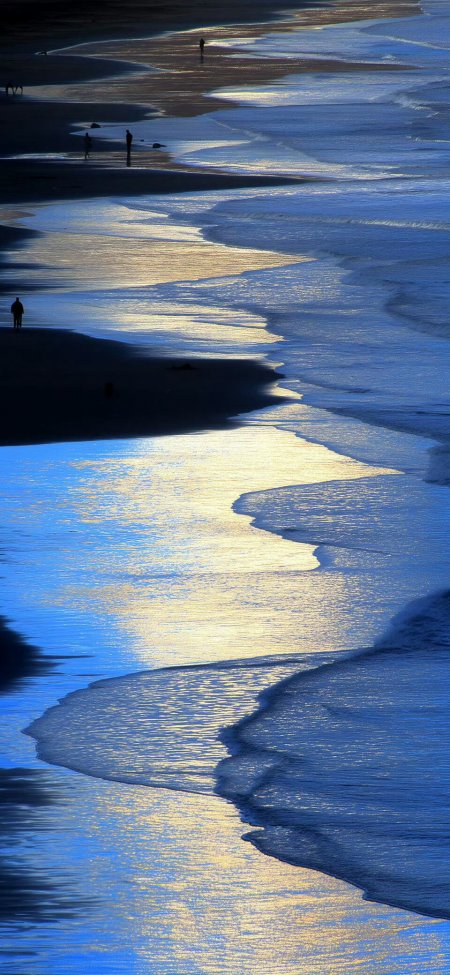 金色海浪拍打沙滩行人漫步唯美海岸风光摄影电脑壁纸