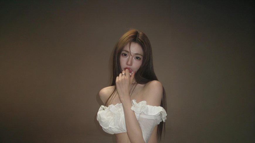 白裙美女露肩造型手触嘴唇柔美光影摄影人物电脑壁纸