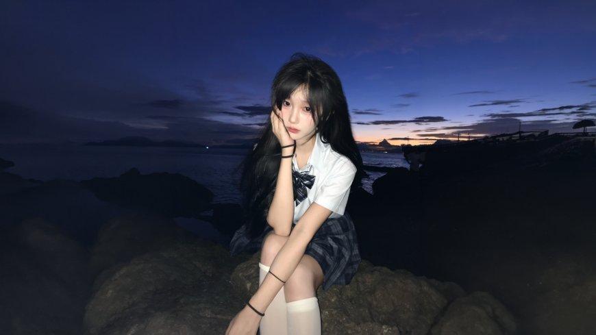 校服少女海边黄昏托腮唯美夜景人物电脑壁纸