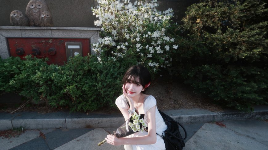 王子璇白裙捧花清新户外摄影美女电脑壁纸