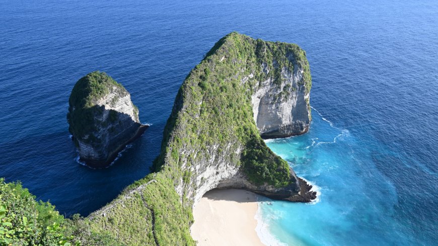 印尼佩尼达岛精灵坠崖碧海蓝天风景电脑壁纸