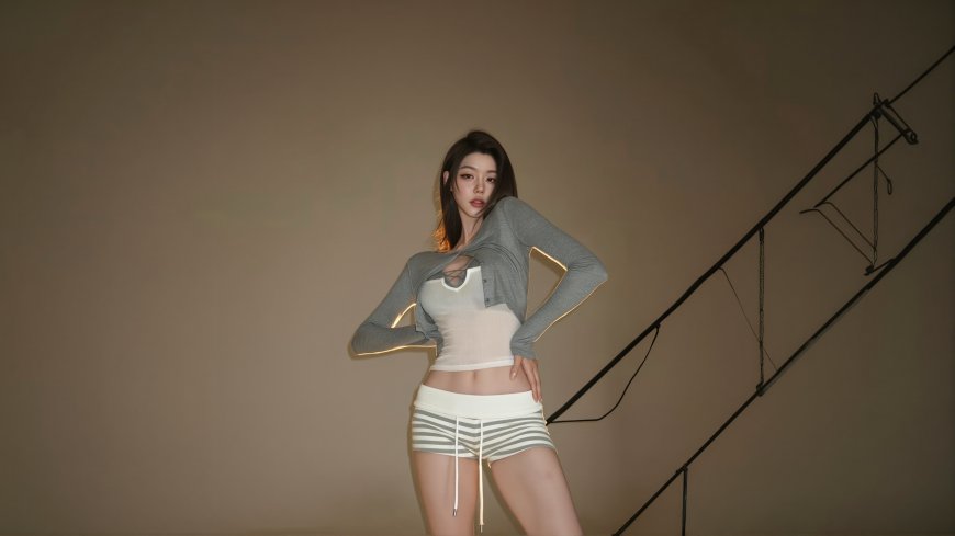 灰色开衫美女室内楼梯旁时尚穿搭摄影人物电脑壁纸