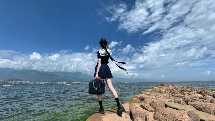 水手服少女海边岩石背影蓝天白云风景人物电脑壁纸