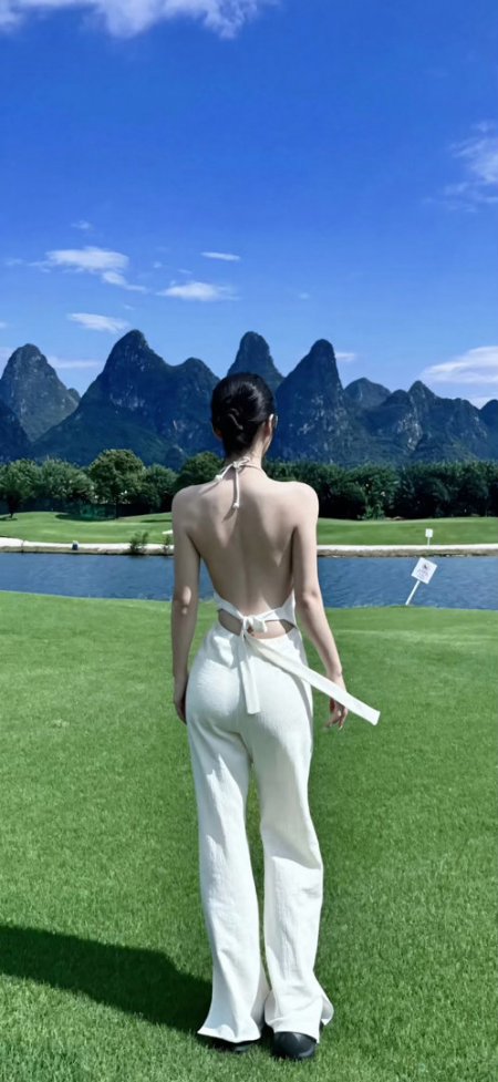 白衣美女背对镜头立于青山绿水间人物摄影手机壁纸