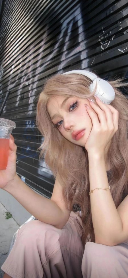 金发美女戴耳机手持饮品街头随拍时尚人像摄影手机壁纸