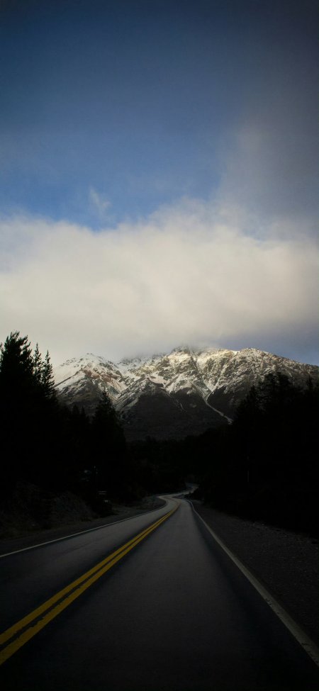 雪山公路蜿蜒穿行静谧冬日风光风景手机壁纸