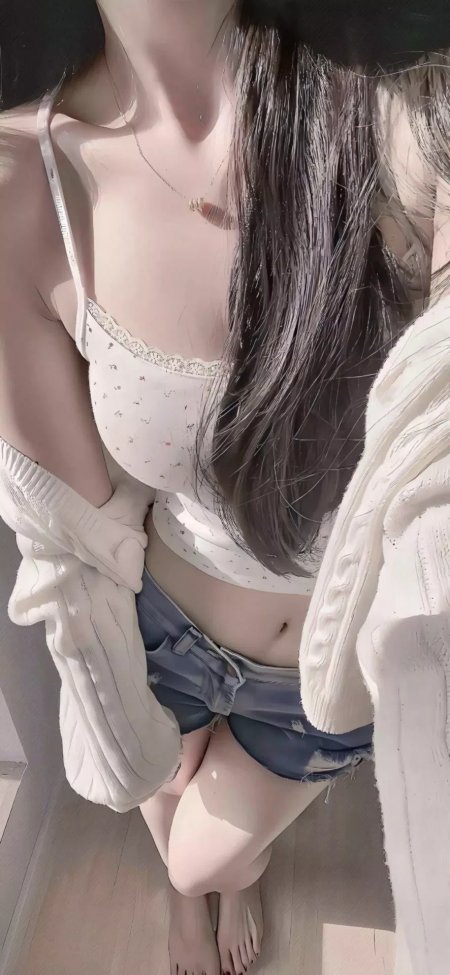 碎花吊带背心牛仔短裤美女阳光室内慵懒人像摄影手机壁纸