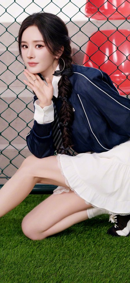 杨幂足球场边蹲姿甜美笑容人像摄影手机壁纸