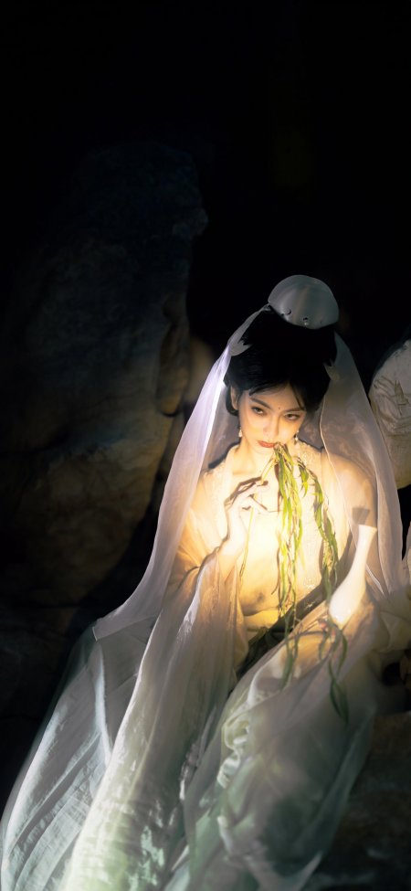 水月观音古风美女白衣纱幔手持柳枝意境人像摄影手机壁纸