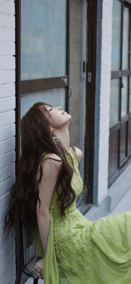 田曦薇绿裙倚墙闭目享受阳光森系氛围美人像摄影手机壁纸