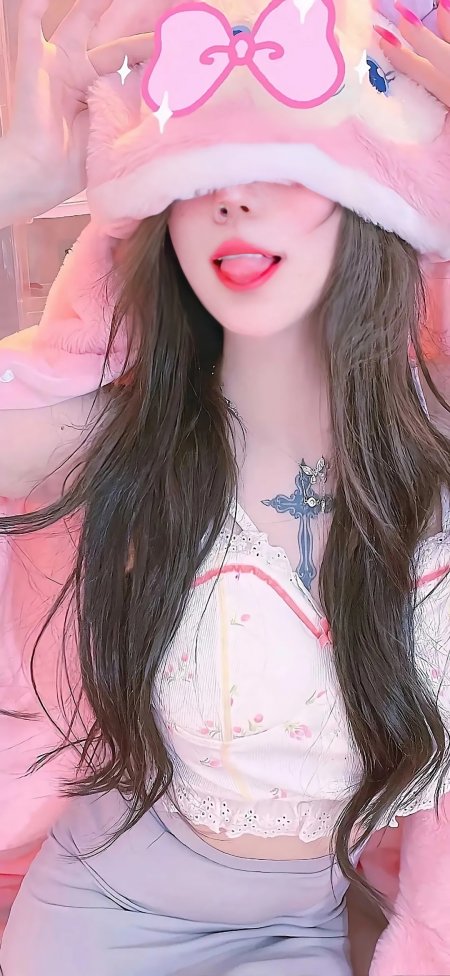 长发美女粉帽蝴蝶结吐舌俏皮可爱人像摄影手机壁纸