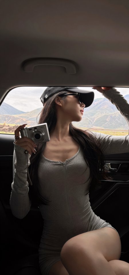 戴帽美女持相机车内远眺山景旅行氛围人像摄影手机壁纸