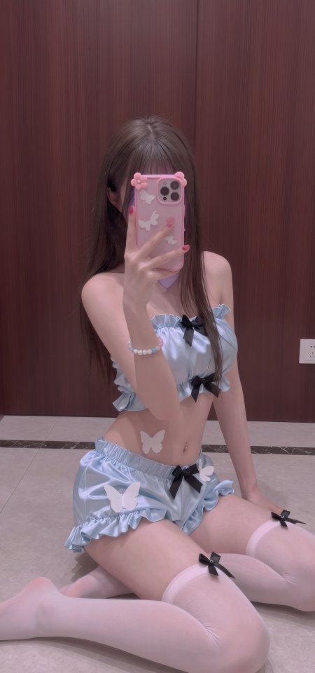 蓝缎带蝴蝶结美女自拍镜前甜美人像摄影手机壁纸