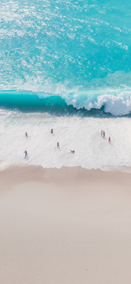 碧海白浪沙滩游人俯瞰清新治愈自然风景手机壁纸