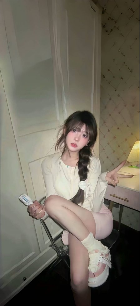 少女坐椅比手势白上衣粉短裙甜美动漫手机壁纸
