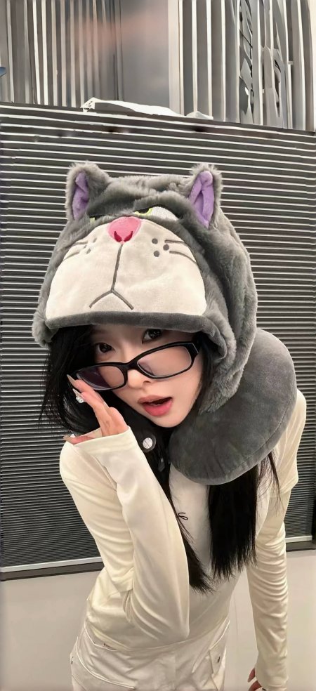 美女戴猫耳连帽衫眼镜俏皮搞怪人像摄影手机壁纸