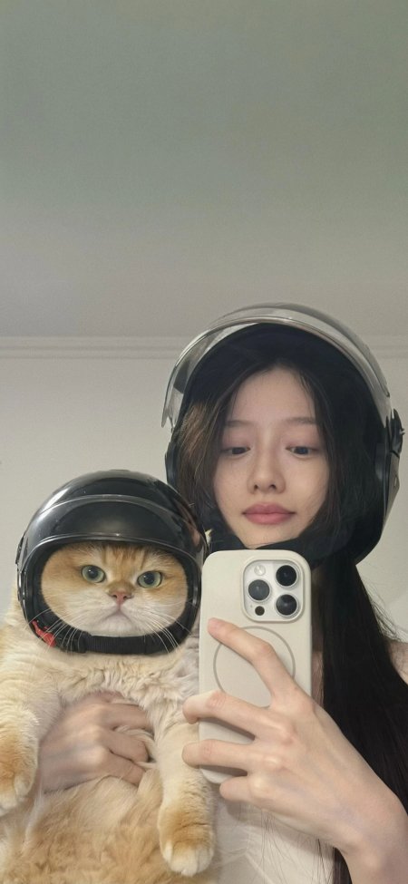 美女抱橘猫戴头盔对镜自拍萌宠人像摄影手机壁纸