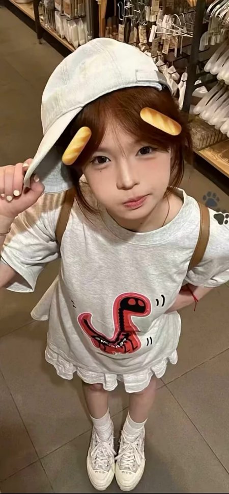 少女戴帽贴面包贴纸可爱创意手机壁纸