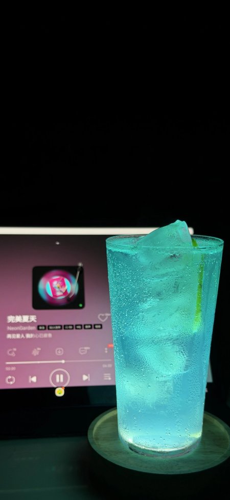 蓝色气泡水配平板音乐界面清凉夏日生活摄影手机壁纸