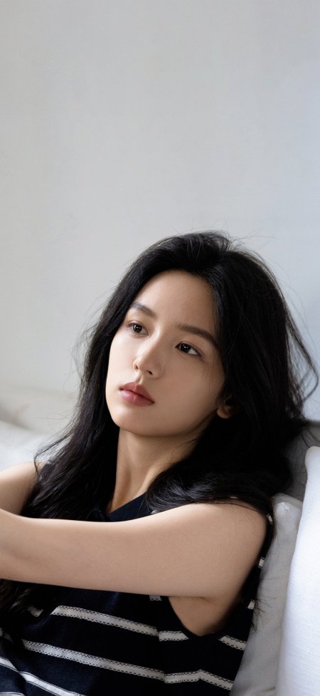 周也黑发美女倚沙发温柔凝视人像摄影手机壁纸