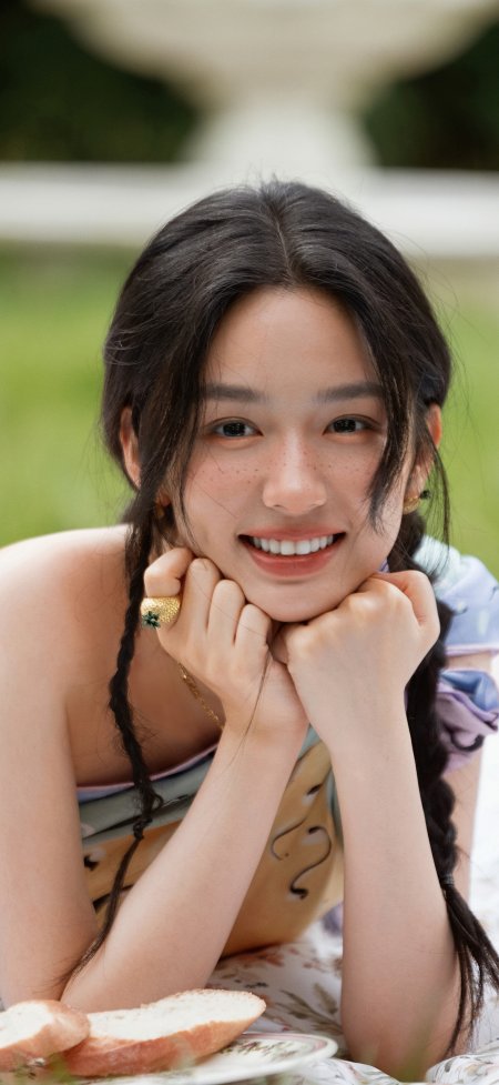 周也户外野餐甜美笑容人像摄影手机壁纸