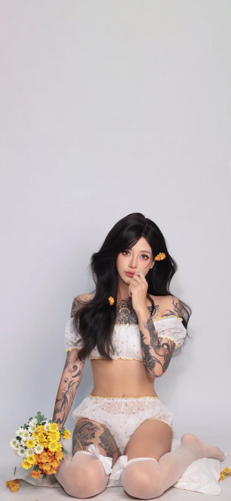 纹身美女抱花坐姿甜美人像摄影手机壁纸