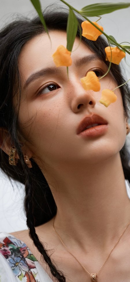 周也花朵遮面清新自然人像摄影手机壁纸