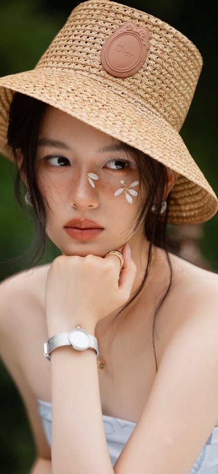 周也戴草帽托腮沉思夏日清新人像摄影手机壁纸