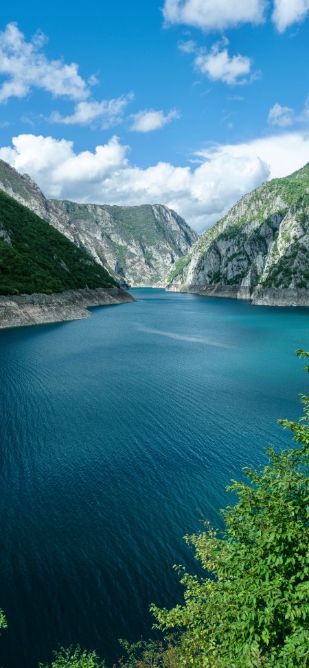 峡谷间碧绿湖水倒映青山白云壮丽自然风光风景手机壁纸