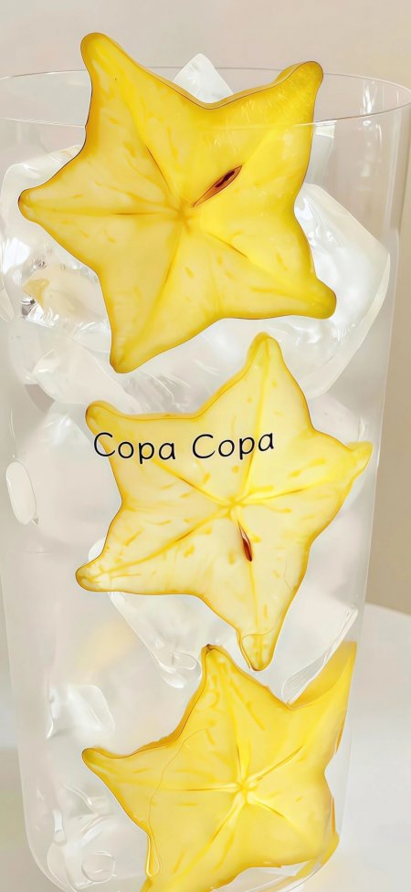 杨桃切片悬浮冰水杯中清凉夏日饮品静物摄影手机壁纸