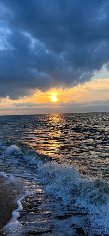 夕阳染金海浪翻涌唯美自然风光风景手机壁纸