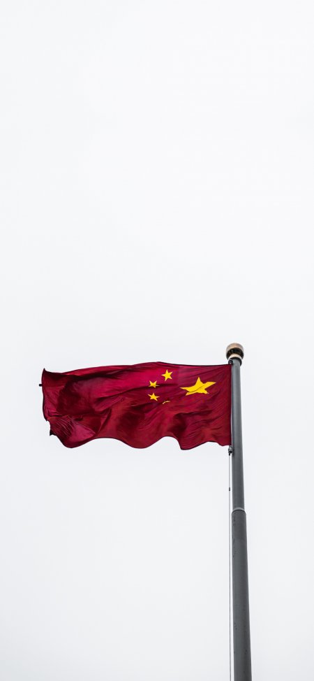五星红旗迎风飘扬爱国情怀摄影风景手机壁纸