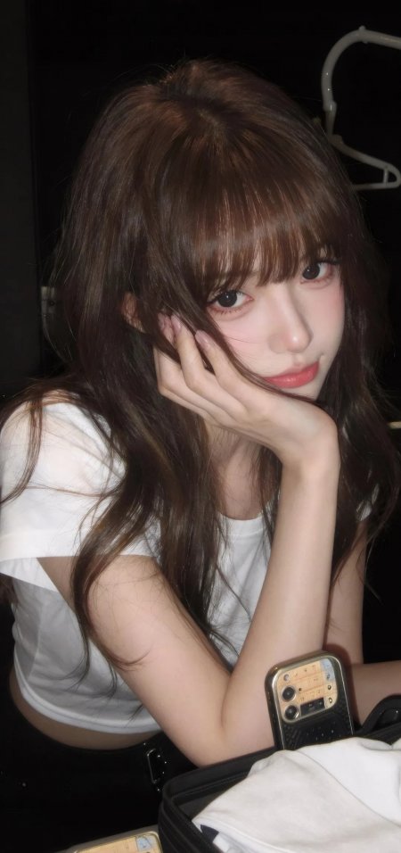棕色长发美女托腮自拍甜美清新人物摄影手机壁纸