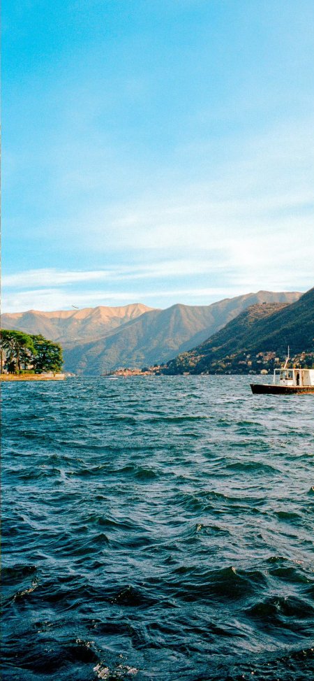意大利科莫湖波光粼粼远山如黛宁静湖景风光风景手机壁纸