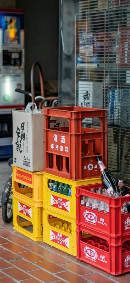 日本街边清酒饮料箱堆叠生活场景风景手机壁纸