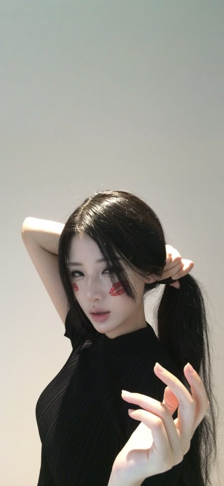 美女扎马尾红唇印脸颊暗黑系情感文艺人物摄影手机壁纸