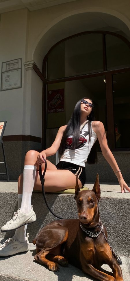 美女牵杜宾犬台阶坐姿酷飒人像摄影手机壁纸