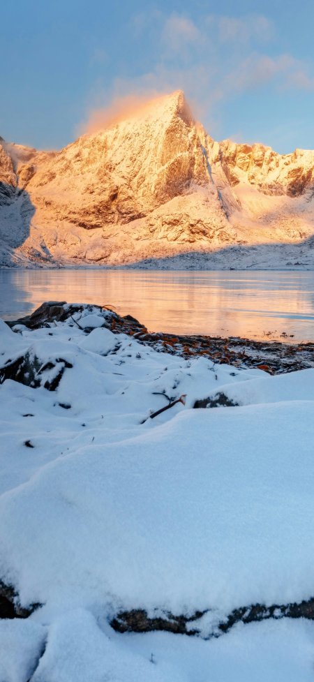 挪威罗弗敦群岛日照金山雪覆山峰宁静海湾极地风景手机壁纸