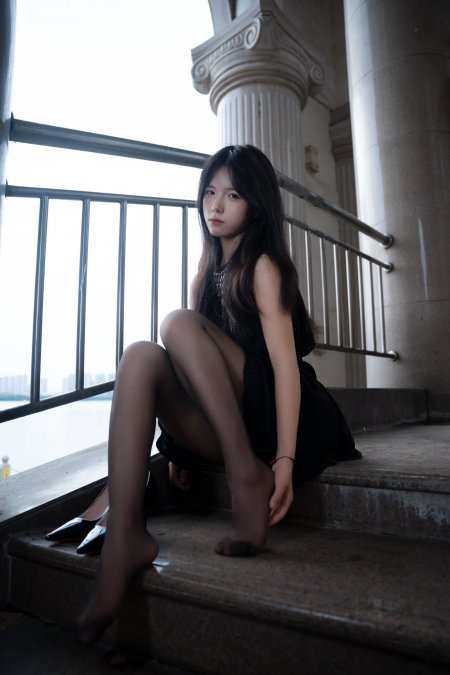 美女坐台阶穿黑裙黑丝袜托腮凝视忧郁氛围人物手机壁纸