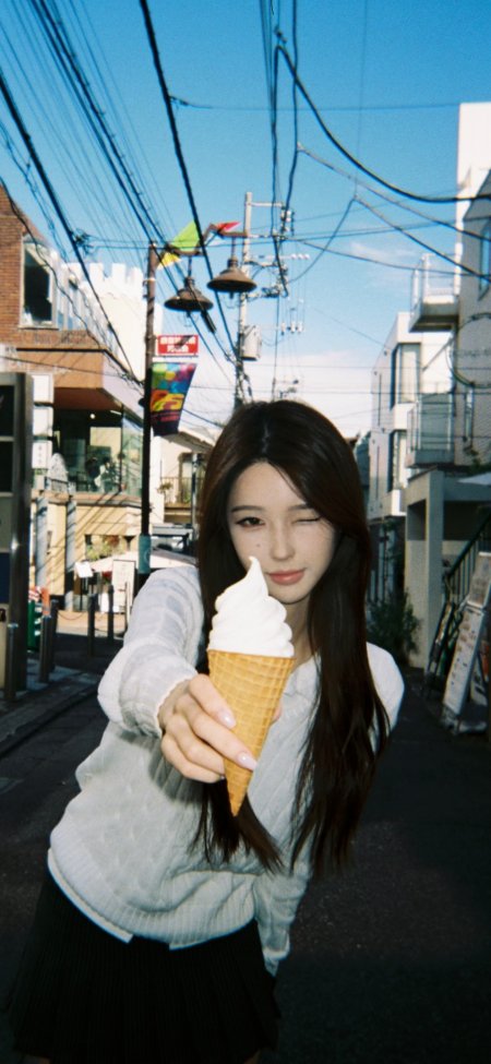 美女街头递冰淇淋胶片风人像摄影手机壁纸
